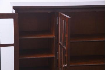 リメイク　北海道民芸家具　脚付き　品のある佇まいがお洒落なキャビネット(食器棚、飾り棚、収納棚)(1)