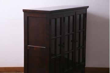 リメイク　北海道民芸家具　脚付き　品のある佇まいがお洒落なキャビネット(食器棚、飾り棚、収納棚)(1)