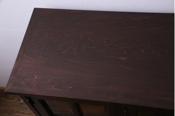 リメイク　北海道民芸家具　脚付き　品のある佇まいがお洒落なキャビネット(食器棚、飾り棚、収納棚)(1)