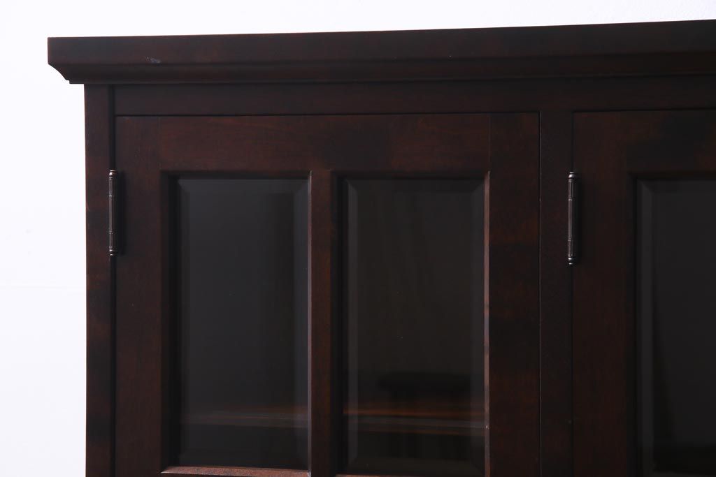 リメイク　北海道民芸家具　脚付き　品のある佇まいがお洒落なキャビネット(食器棚、飾り棚、収納棚)(1)