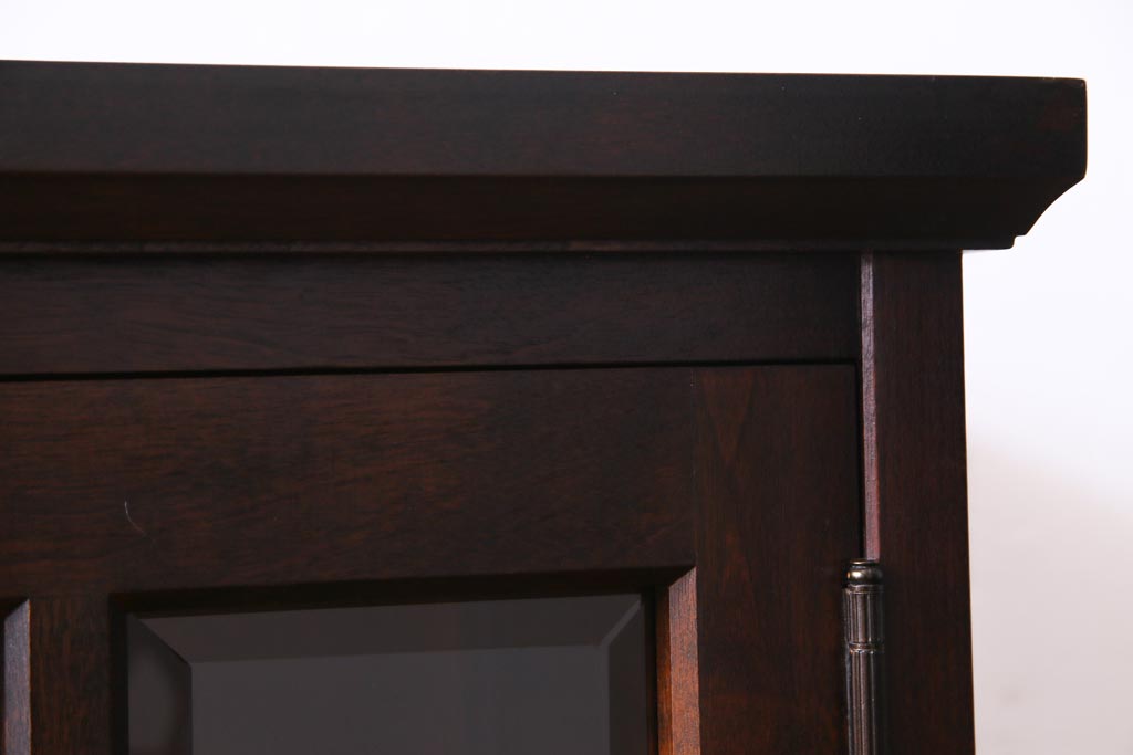 リメイク　北海道民芸家具　脚付き　品のある佇まいがお洒落なキャビネット(食器棚、飾り棚、収納棚)(1)