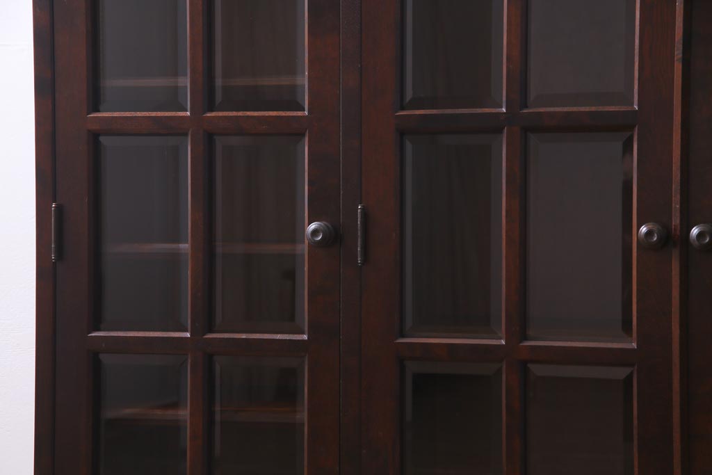 リメイク　北海道民芸家具　脚付き　品のある佇まいがお洒落なキャビネット(食器棚、飾り棚、収納棚)(1)