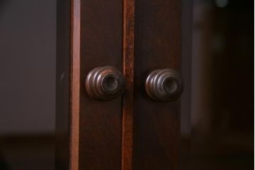 リメイク　北海道民芸家具　脚付き　品のある佇まいがお洒落なキャビネット(食器棚、飾り棚、収納棚)(1)