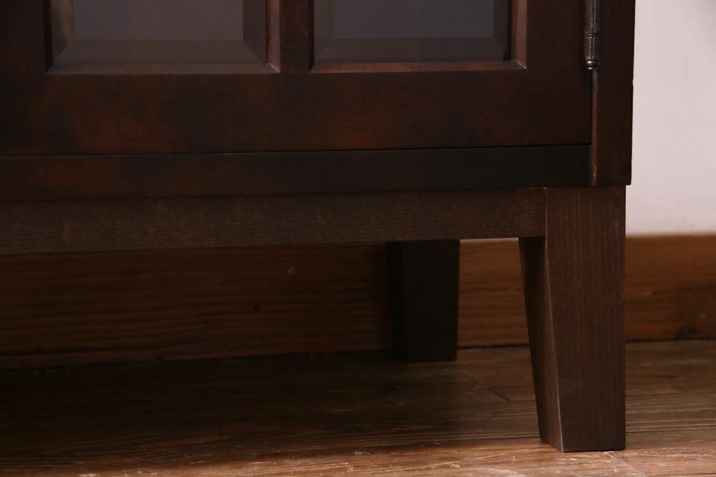 リメイク　北海道民芸家具　脚付き　品のある佇まいがお洒落なキャビネット(食器棚、飾り棚、収納棚)(1)