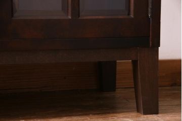 リメイク　北海道民芸家具　脚付き　品のある佇まいがお洒落なキャビネット(食器棚、飾り棚、収納棚)(1)