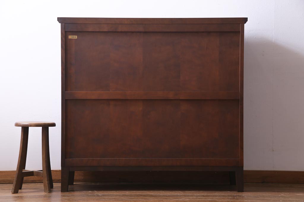 リメイク　北海道民芸家具　脚付き　品のある佇まいがお洒落なキャビネット(食器棚、飾り棚、収納棚)(1)