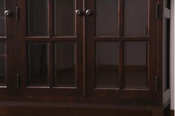 リメイク　北海道民芸家具　脚付き　品のある佇まいがお洒落なキャビネット(食器棚、飾り棚、収納棚)(1)