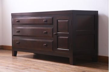 松本民芸家具　リメイク　落ち着いた雰囲気が上品な脚付きローチェスト(引き出し、リビングボード)(1)