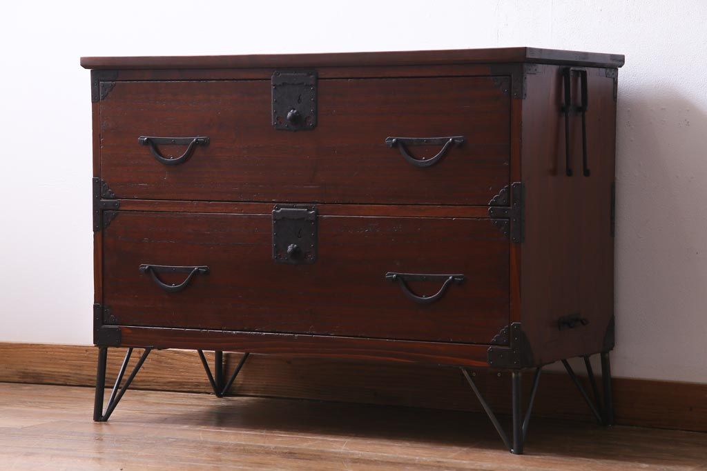 アンティーク家具　箪笥リメイク　漆塗り　年季の入った渋さが魅力の鉄脚リビングボード(チェスト、衣装箪笥)