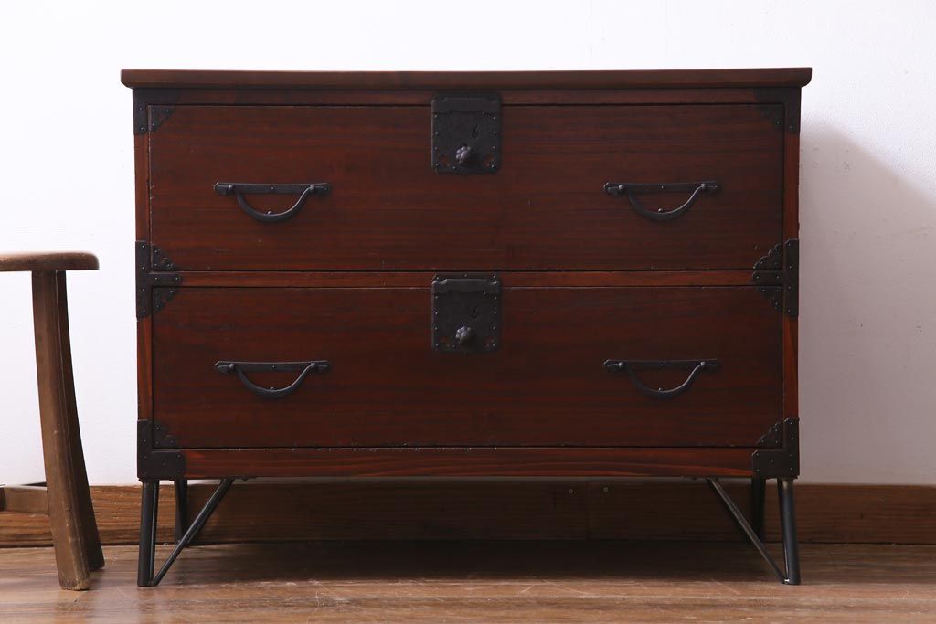 アンティーク家具　箪笥リメイク　漆塗り　年季の入った渋さが魅力の鉄脚リビングボード(チェスト、衣装箪笥)