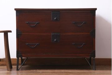 アンティーク家具　箪笥リメイク　漆塗り　年季の入った渋さが魅力の鉄脚リビングボード(チェスト、衣装箪笥)