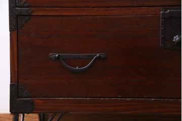 アンティーク家具　箪笥リメイク　漆塗り　年季の入った渋さが魅力の鉄脚リビングボード(チェスト、衣装箪笥)