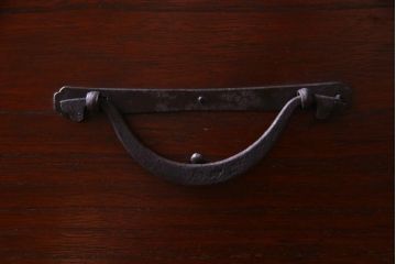 アンティーク家具　箪笥リメイク　漆塗り　年季の入った渋さが魅力の鉄脚リビングボード(チェスト、衣装箪笥)