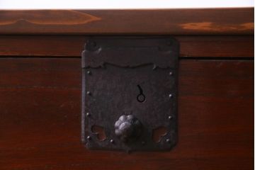 アンティーク家具　箪笥リメイク　漆塗り　年季の入った渋さが魅力の脚付きリビングボード(チェスト、衣装箪笥)