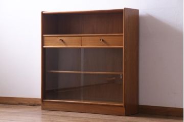 ヴィンテージ家具　イギリスビンテージ　nathan社(ネイサン)　スタイリッシュなシンプルさが魅力のキャビネット(飾り棚)