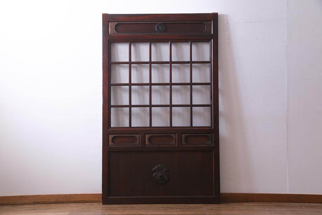 和製アンティーク　ヒノキ材　亀甲金網　たたき塗り　漆塗りが上品な印象与える庄内蔵戸(建具、格子戸、玄関戸)