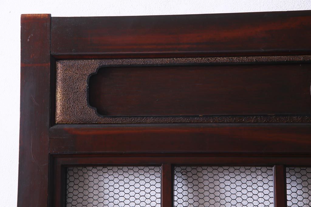 和製アンティーク　ヒノキ材　亀甲金網　たたき塗り　漆塗りが上品な印象与える庄内蔵戸(建具、格子戸、玄関戸)