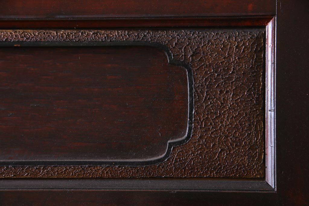 和製アンティーク　ヒノキ材　亀甲金網　たたき塗り　漆塗りが上品な印象与える庄内蔵戸(建具、格子戸、玄関戸)