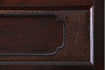 和製アンティーク　ヒノキ材　亀甲金網　たたき塗り　漆塗りが上品な印象与える庄内蔵戸(建具、格子戸、玄関戸)