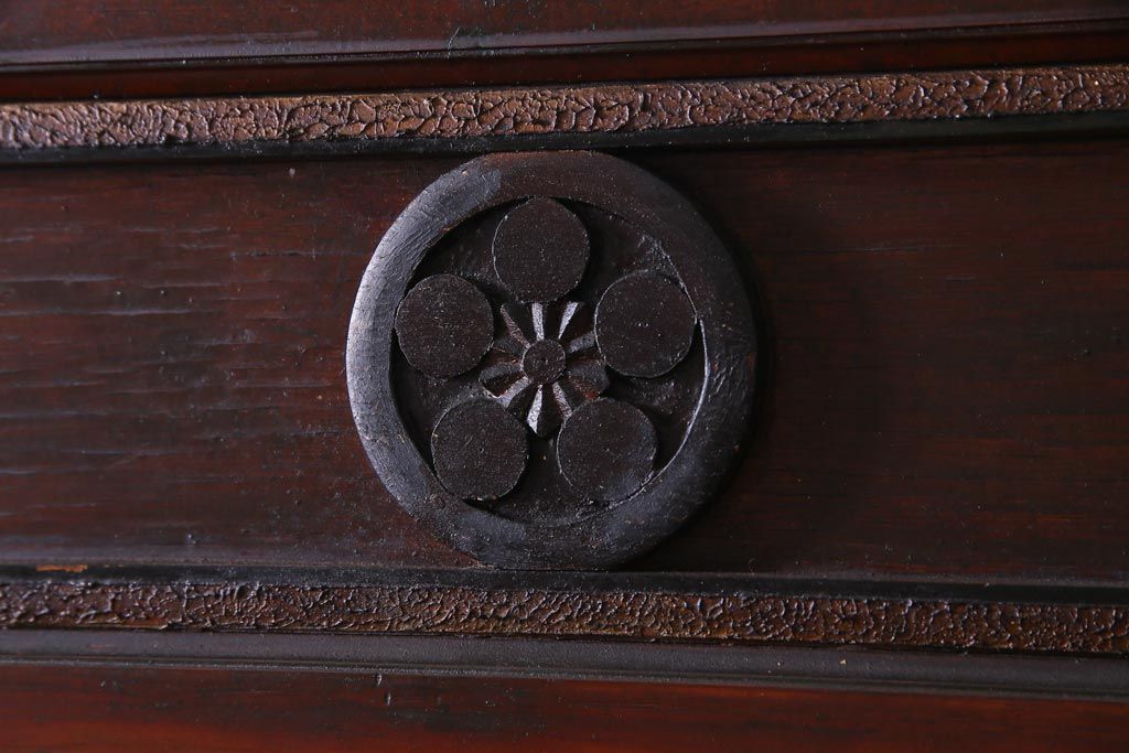 和製アンティーク　ヒノキ材　亀甲金網　たたき塗り　漆塗りが上品な印象与える庄内蔵戸(建具、格子戸、玄関戸)