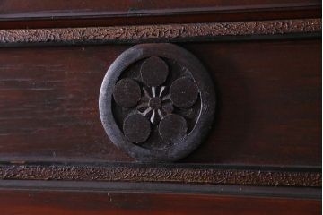 和製アンティーク　ヒノキ材　亀甲金網　たたき塗り　漆塗りが上品な印象与える庄内蔵戸(建具、格子戸、玄関戸)