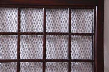 和製アンティーク　ヒノキ材　亀甲金網　たたき塗り　漆塗りが上品な印象与える庄内蔵戸(建具、格子戸、玄関戸)