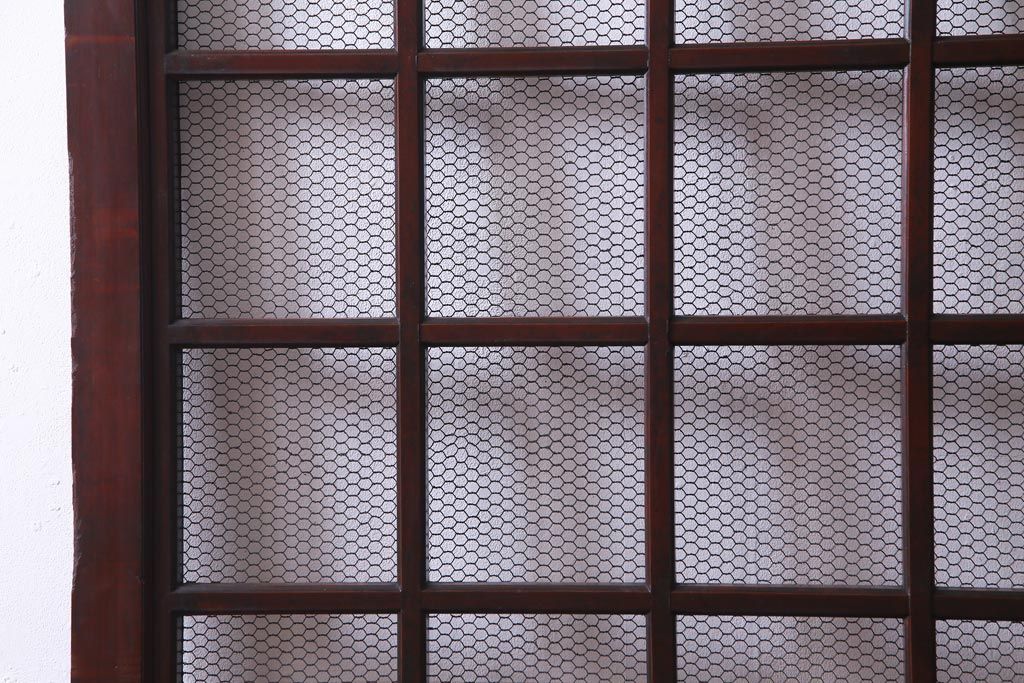 和製アンティーク　ヒノキ材　亀甲金網　たたき塗り　漆塗りが上品な印象与える庄内蔵戸(建具、格子戸、玄関戸)