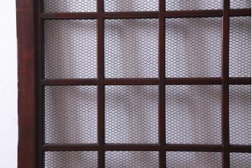 和製アンティーク　ヒノキ材　亀甲金網　たたき塗り　漆塗りが上品な印象与える庄内蔵戸(建具、格子戸、玄関戸)