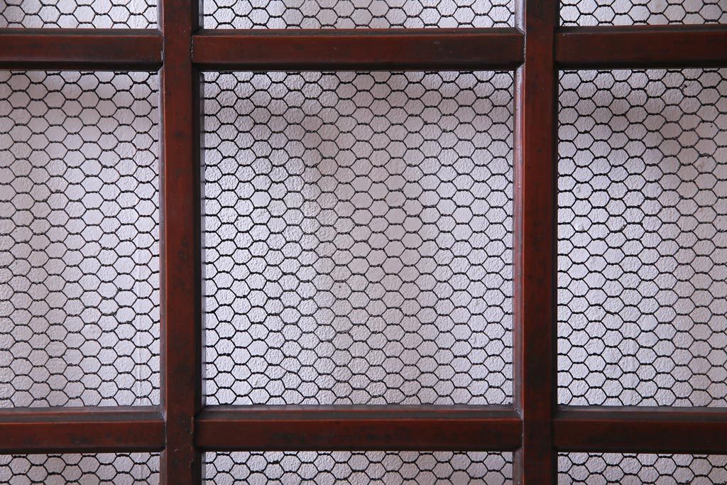 和製アンティーク　ヒノキ材　亀甲金網　たたき塗り　漆塗りが上品な印象与える庄内蔵戸(建具、格子戸、玄関戸)