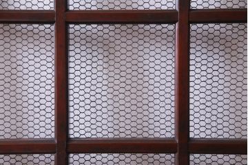 和製アンティーク　ヒノキ材　亀甲金網　たたき塗り　漆塗りが上品な印象与える庄内蔵戸(建具、格子戸、玄関戸)