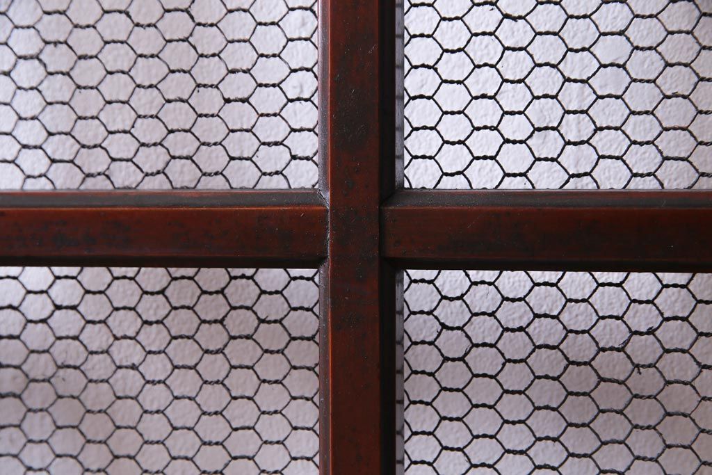 和製アンティーク　ヒノキ材　亀甲金網　たたき塗り　漆塗りが上品な印象与える庄内蔵戸(建具、格子戸、玄関戸)
