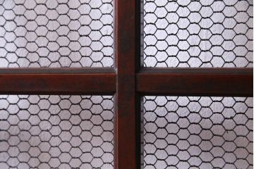 和製アンティーク　ヒノキ材　亀甲金網　たたき塗り　漆塗りが上品な印象与える庄内蔵戸(建具、格子戸、玄関戸)
