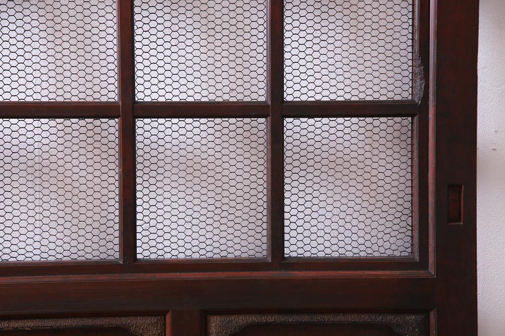 和製アンティーク　ヒノキ材　亀甲金網　たたき塗り　漆塗りが上品な印象与える庄内蔵戸(建具、格子戸、玄関戸)