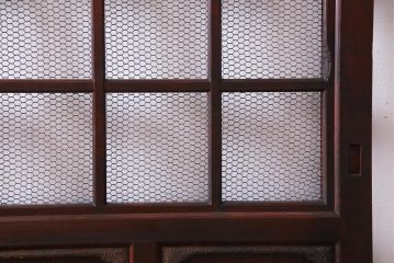 和製アンティーク　ヒノキ材　亀甲金網　たたき塗り　漆塗りが上品な印象与える庄内蔵戸(建具、格子戸、玄関戸)