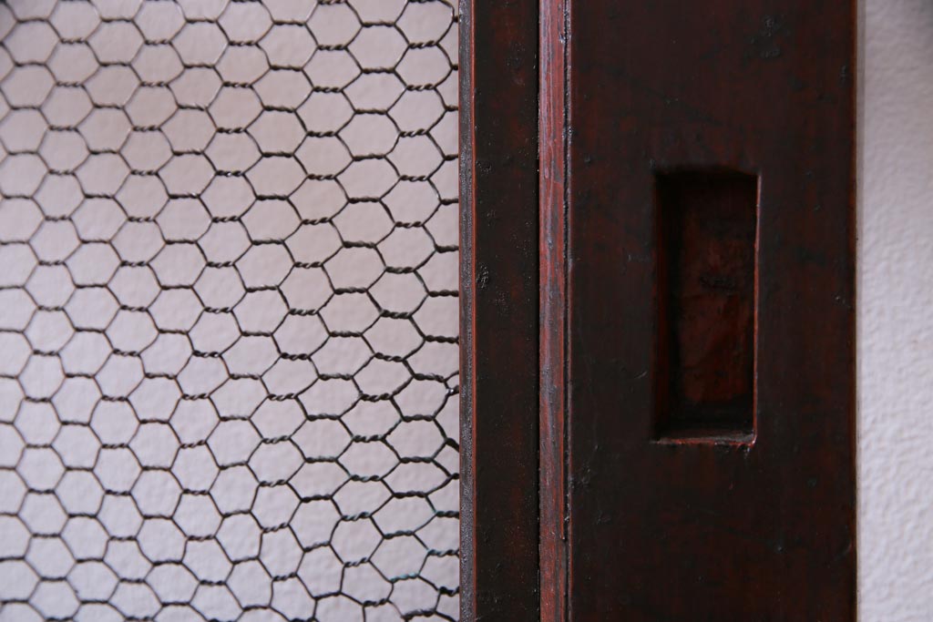 和製アンティーク　ヒノキ材　亀甲金網　たたき塗り　漆塗りが上品な印象与える庄内蔵戸(建具、格子戸、玄関戸)