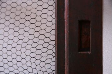 和製アンティーク　ヒノキ材　亀甲金網　たたき塗り　漆塗りが上品な印象与える庄内蔵戸(建具、格子戸、玄関戸)