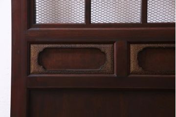 和製アンティーク　ヒノキ材　亀甲金網　たたき塗り　漆塗りが上品な印象与える庄内蔵戸(建具、格子戸、玄関戸)