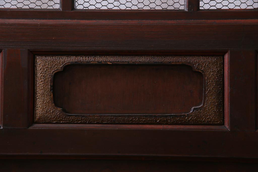 和製アンティーク　ヒノキ材　亀甲金網　たたき塗り　漆塗りが上品な印象与える庄内蔵戸(建具、格子戸、玄関戸)