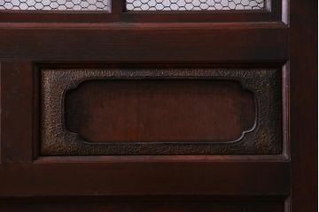 和製アンティーク　ヒノキ材　亀甲金網　たたき塗り　漆塗りが上品な印象与える庄内蔵戸(建具、格子戸、玄関戸)