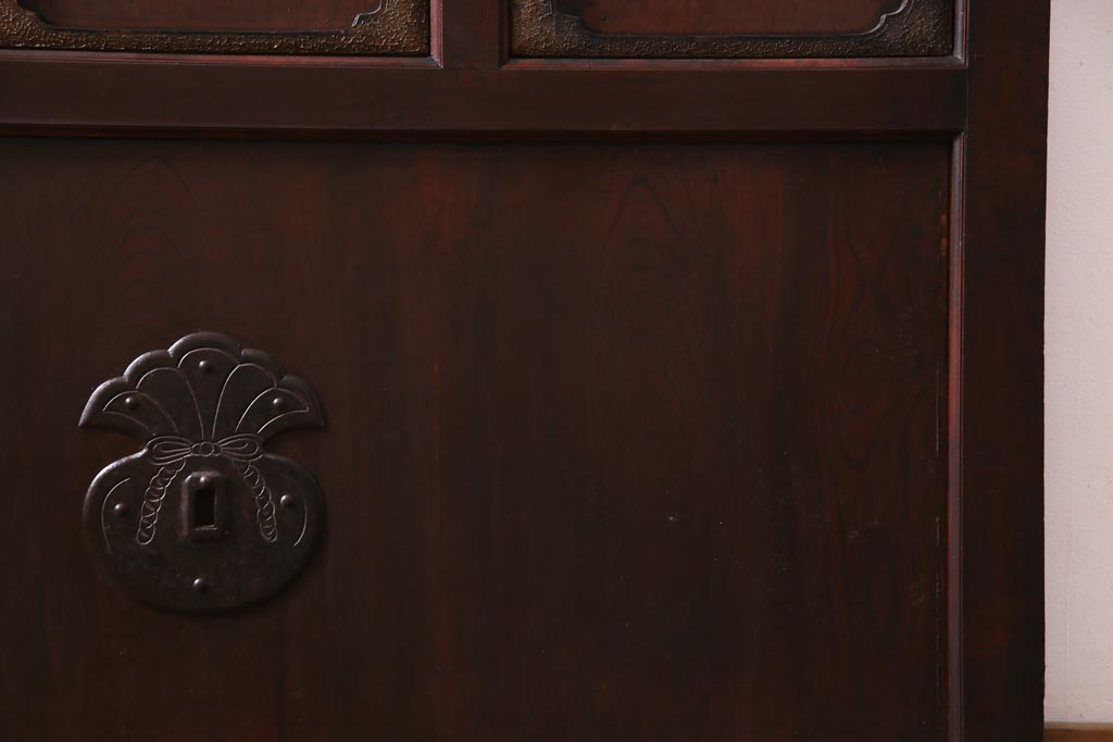 和製アンティーク　ヒノキ材　亀甲金網　たたき塗り　漆塗りが上品な印象与える庄内蔵戸(建具、格子戸、玄関戸)