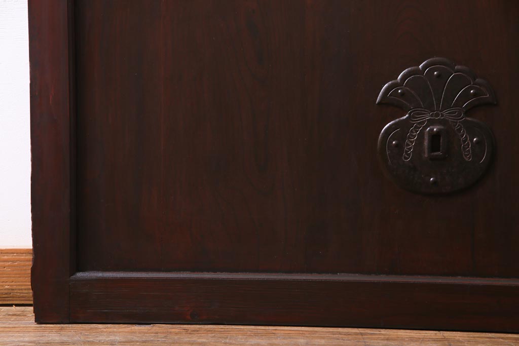 和製アンティーク　ヒノキ材　亀甲金網　たたき塗り　漆塗りが上品な印象与える庄内蔵戸(建具、格子戸、玄関戸)