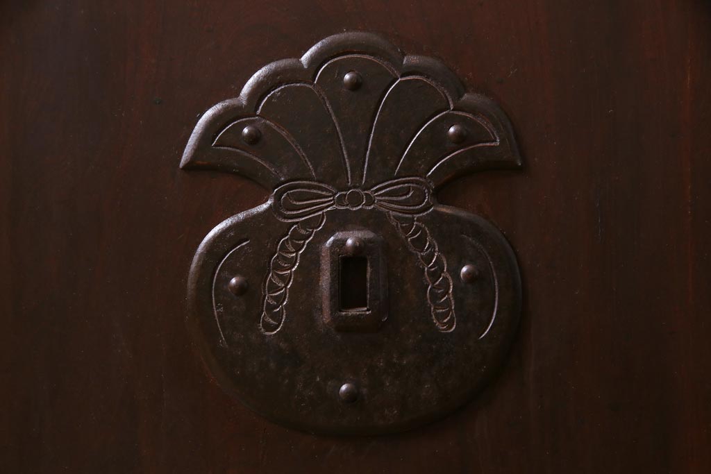 和製アンティーク　ヒノキ材　亀甲金網　たたき塗り　漆塗りが上品な印象与える庄内蔵戸(建具、格子戸、玄関戸)