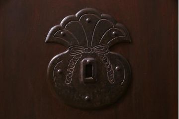 和製アンティーク　ヒノキ材　亀甲金網　たたき塗り　漆塗りが上品な印象与える庄内蔵戸(建具、格子戸、玄関戸)