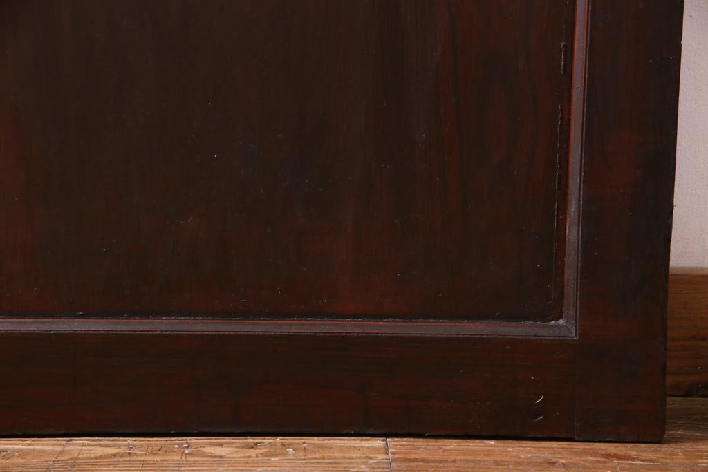 和製アンティーク　ヒノキ材　亀甲金網　たたき塗り　漆塗りが上品な印象与える庄内蔵戸(建具、格子戸、玄関戸)