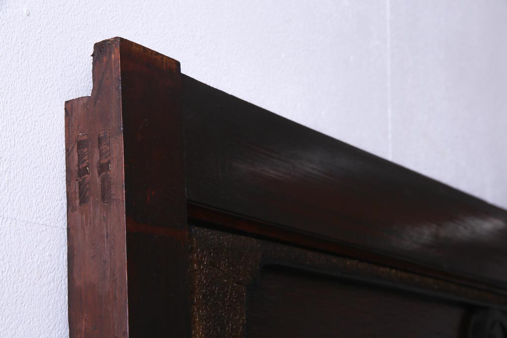 和製アンティーク　ヒノキ材　亀甲金網　たたき塗り　漆塗りが上品な印象与える庄内蔵戸(建具、格子戸、玄関戸)