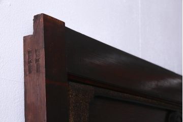 和製アンティーク　ヒノキ材　亀甲金網　たたき塗り　漆塗りが上品な印象与える庄内蔵戸(建具、格子戸、玄関戸)