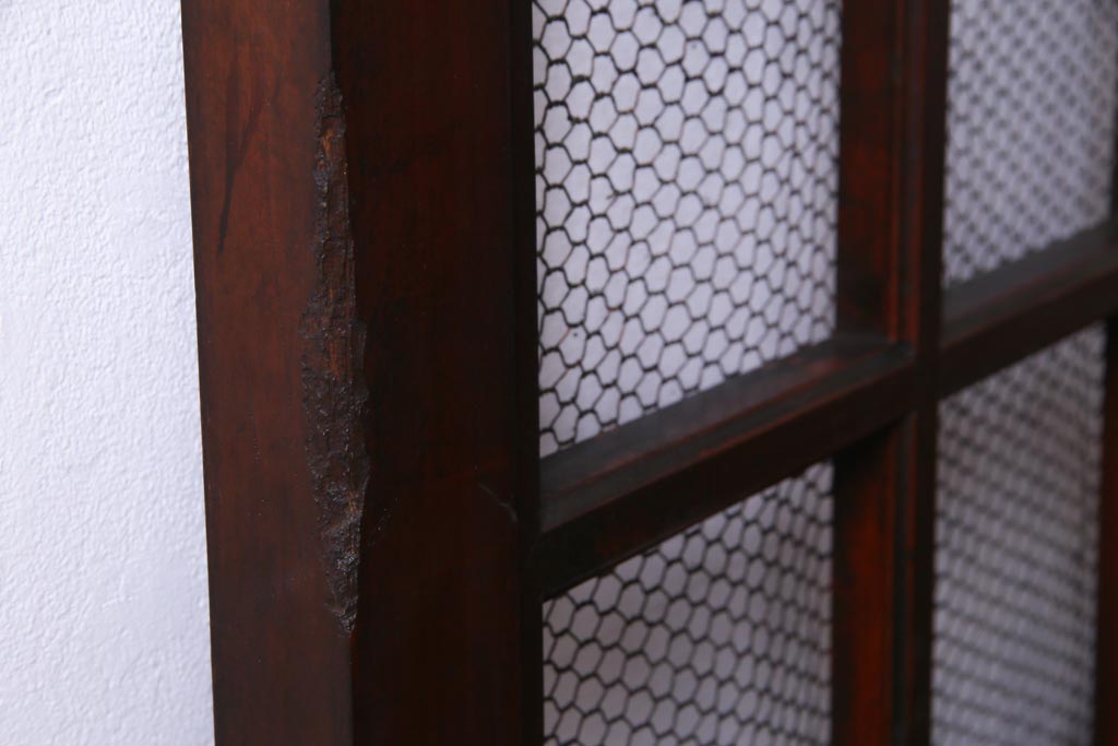 和製アンティーク　ヒノキ材　亀甲金網　たたき塗り　漆塗りが上品な印象与える庄内蔵戸(建具、格子戸、玄関戸)