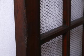 和製アンティーク　ヒノキ材　亀甲金網　たたき塗り　漆塗りが上品な印象与える庄内蔵戸(建具、格子戸、玄関戸)