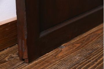 和製アンティーク　ヒノキ材　亀甲金網　たたき塗り　漆塗りが上品な印象与える庄内蔵戸(建具、格子戸、玄関戸)