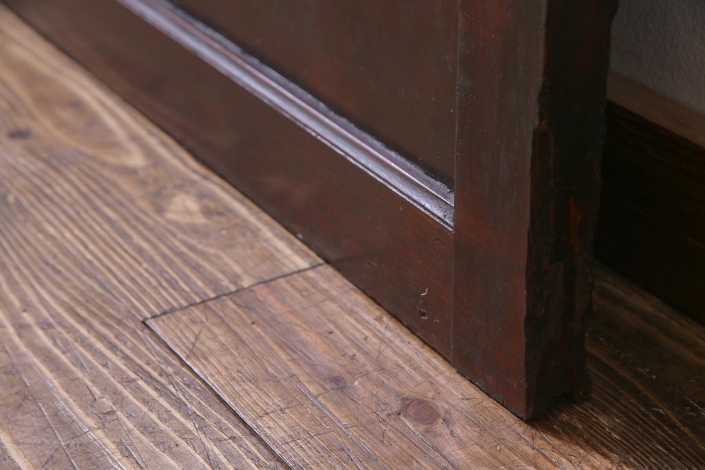 和製アンティーク　ヒノキ材　亀甲金網　たたき塗り　漆塗りが上品な印象与える庄内蔵戸(建具、格子戸、玄関戸)